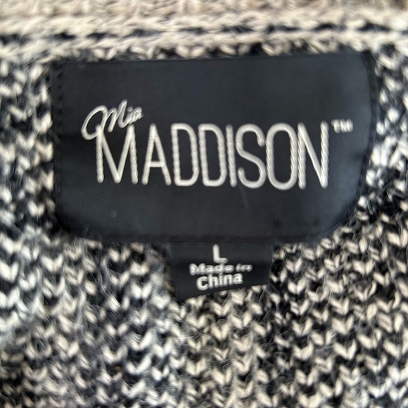 Maddison Long Sweater with Pretty Design Size Large - Picture 6 of 8